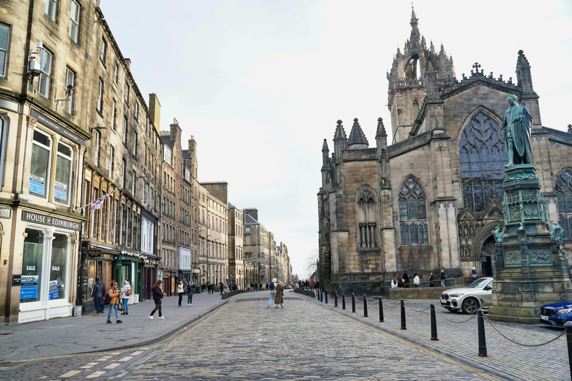 Centre - George Square * Edinburgh